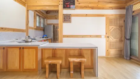 Gyeongju Wadamjung Hanok Pension Отели рядом со станцией Железнодорожная станция Гёнджу