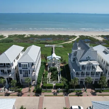 Beachtown - Steps from Beach & Pool - 5 Bed, 4.5 Bath