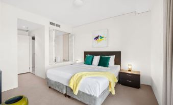 Reef - Waterfront City Pool Sauna & Gym