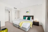 Reef - Waterfront City Pool Sauna & Gym