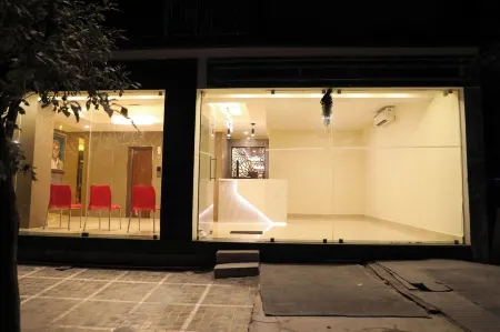 Hotel Green Parrot Отели рядом с достопримечательностью «Минкши Амман Темпл»