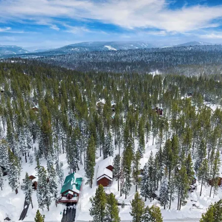 Pinewood Lodge by AvantStay Cozy Cabin Near Ski Resorts Hiking