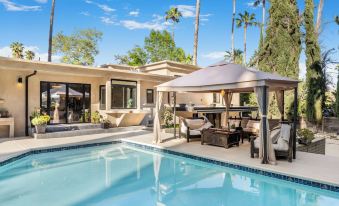 Del Campo Villa - 4BR Woodland Hills Gem With Pool and Cabana