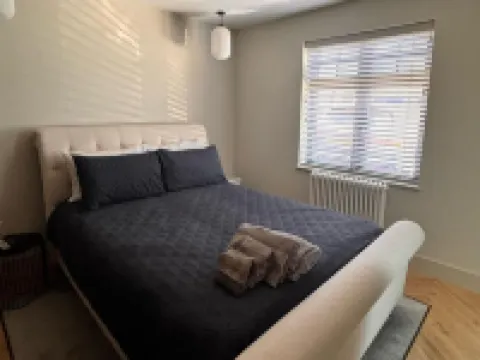 Thames Ditton Apt - Sleeps 6 - Garden & BBQ Hotel a Esher