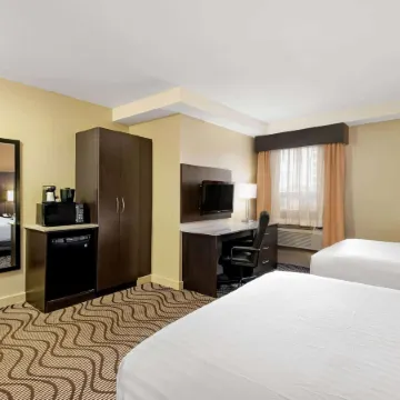 La Quinta Inn & Suites by Wyndham Oshawa