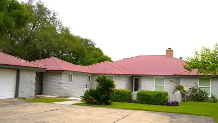 Elm Lodge - Lake House w/ Pool, Dock, 100' Lake Front, Large Yard w/ Great Views Отели рядом с достопримечательностью «Lake Lyndon B. Johnson»