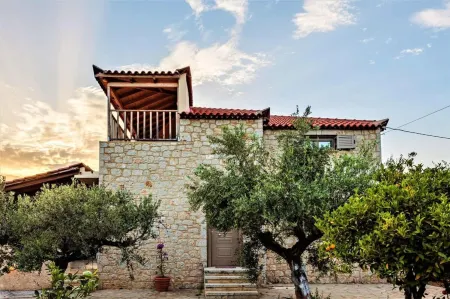 Selinitsa Stone Home - Mani's Private Pool Retreat Отели в г. Ditiki Mani