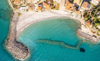 Seaside Family Haven - Avia's Spacious Getaway