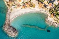 Seaside Family Haven - Avia's Spacious Getaway - parking