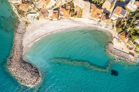 Seaside Family Haven - Avia's Spacious Getaway