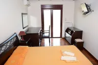Villa Bella Loukisia Seafront 5Br Villa for 10 Near Athens - 발코니