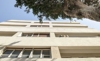 Stylish 2Bd Bauhaus Apt w Balcony