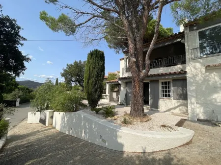 Exklusives Ferienhaus mit Meerblick in Sainte Maxime Отели в г. Сен-Максим