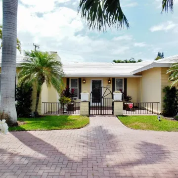 4/3 House with Beautiful Pool/Tropical Paradise/Short Walk to Beach/Restaurants