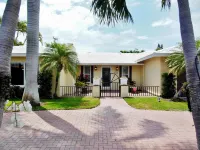 4/3 Pool Home. Tropical, Private, Short Walk to Beach
