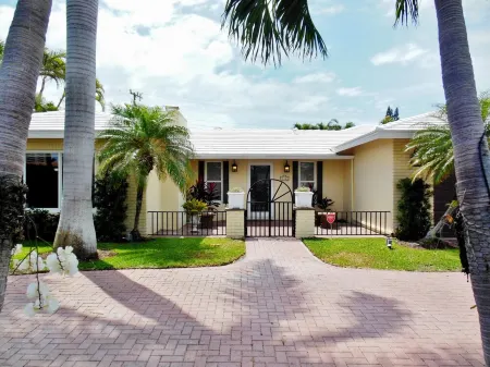 4/3 House with Beautiful Pool/Tropical Paradise/Short Walk to Beach/Restaurants