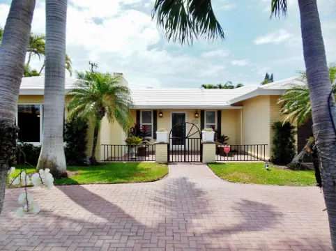 4/3 House with Beautiful Pool/Tropical Paradise/Short Walk to Beach/Restaurants
