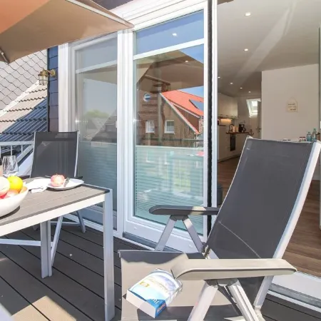 Comfortable apartment on the upper floor for 4 people with balcony, garden & terrace.
