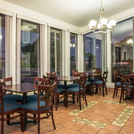 Super 8 by Wyndham San Marcos