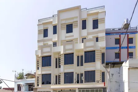 RedDoorz Plus @ Paal 2 Manado Отели в г. Tikala