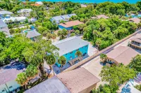 Breezy coastal duplex with easement access to private beach & deck- dog-friendly Hotel a Grove City