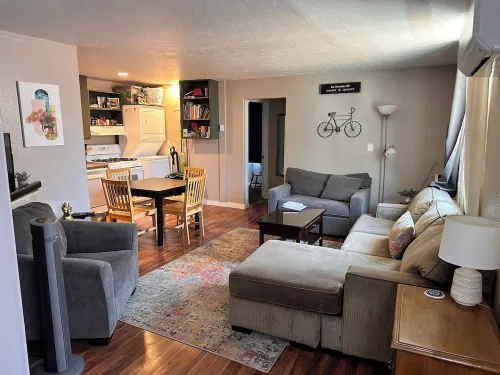Charming 3-bedroom apartment with WiFi, AC walkable to downtown La Grande Hotels in La Grande