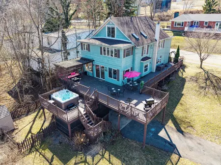 ★Lake Views ★ Hot tub ★ King Beds ★ Mins to All Отели в г. Reading