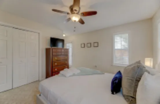 Close to Downtown with Fenced Yard and Deck - Cozy Retreat Hotels in Lexington