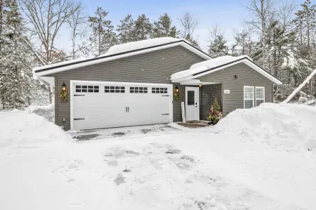 Restful Escape: Pet-Friendly 3BR Trailside Отели в г. Сойер