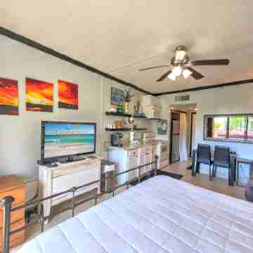 Pool Access and Scenic Sound Views - Charming Romantic Escape Rooms