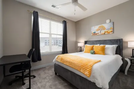 Gourmet Kitchen and Tranquil Patio - Stylish Luxury Retreat Отели в г. Уорт Тауншип