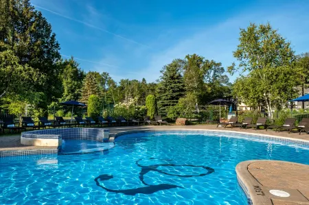 Mont Gabriel, Sainte-Adèle, a Tribute Portfolio Resort Отели рядом с достопримечательностью «Sommet Saint Sauveur»