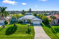 Electric Heated Pool and Spa on Freshwater Canal - Elegant Retreat Hotels in Cape Coral