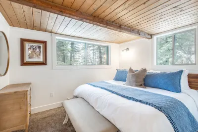 2 Bdrm w/Loft Walk to Ski Run Hot Tub Fireplace
