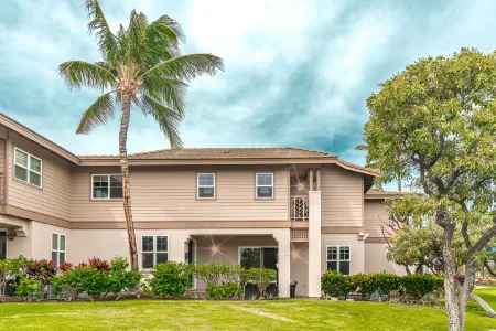 Complimentary Hilton Pool Pass and Scenic Views - Elegant Island Retreat