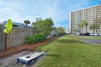 Gorgeous Retreat - Huge Patio, Steps to Pool, Beach, Spa Hotels in Lower Grand Lagoon