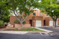 Stunning Views and Cozy Outdoor Oasis - Charming Golf Course Retreat