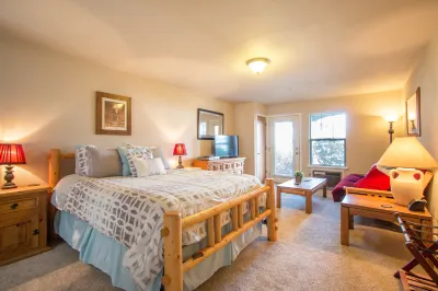 Convenient Location and Modern Amenities - Charming Retreat Hotels near Indian Creek Golf Course