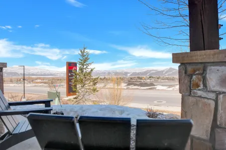 Private Hot Tub and Breathtaking Mountain Views - Luxurious Townhome Retreat