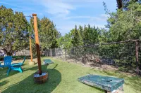 Scenic Lake Views and Cozy Hot Tub - Charming Hill Country Retreat Các khách sạn ở Canyon Lake