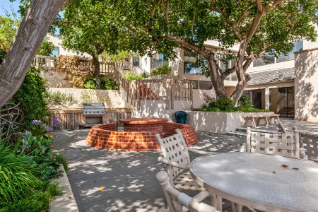 Ocean View Patio and Beach Access - Elegant Coastal Escape Отели рядом с достопримечательностью «Fletcher Cove Community Center»