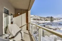 Cozy Fireplace and Stunning Ski Slope Views - Luxurious Modern Loft Отели в г. Брайан Хед