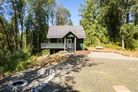 Cozy Fireplace and Indoor Movie Theater - Charming Forest Retreat Hotels in Mason County