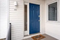 Beachfront Serenity 101|Direct Beach Access |Near Downtown + Tart Trail Hotels in East Bay Township