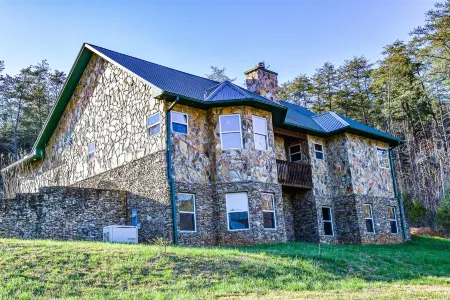 Outdoor Adventure and Cozy Ambiance - Charming Hillside Retreat