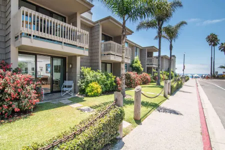 Stunning Ocean Views and Luxurious Amenities - Charming Coastal Retreat