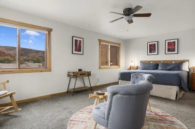 Private Hot Tub and Spacious Patio for Relaxation - Stunning Getaway