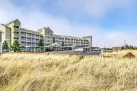 Sunny & stylish oceanfront condo with WiFi, washer/dryer & private balcony