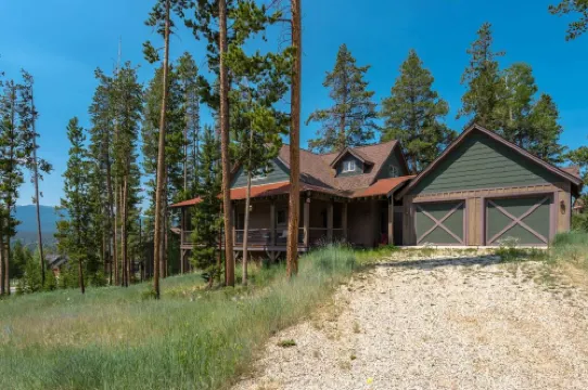 Access to Trails and Cozy Comforts - Stunning Mountain Retreat