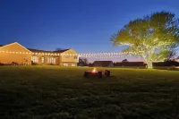 Spacious Suite with Fire Pit and Fishing Access - Charming Oasis Отели в г. Кларксвилл